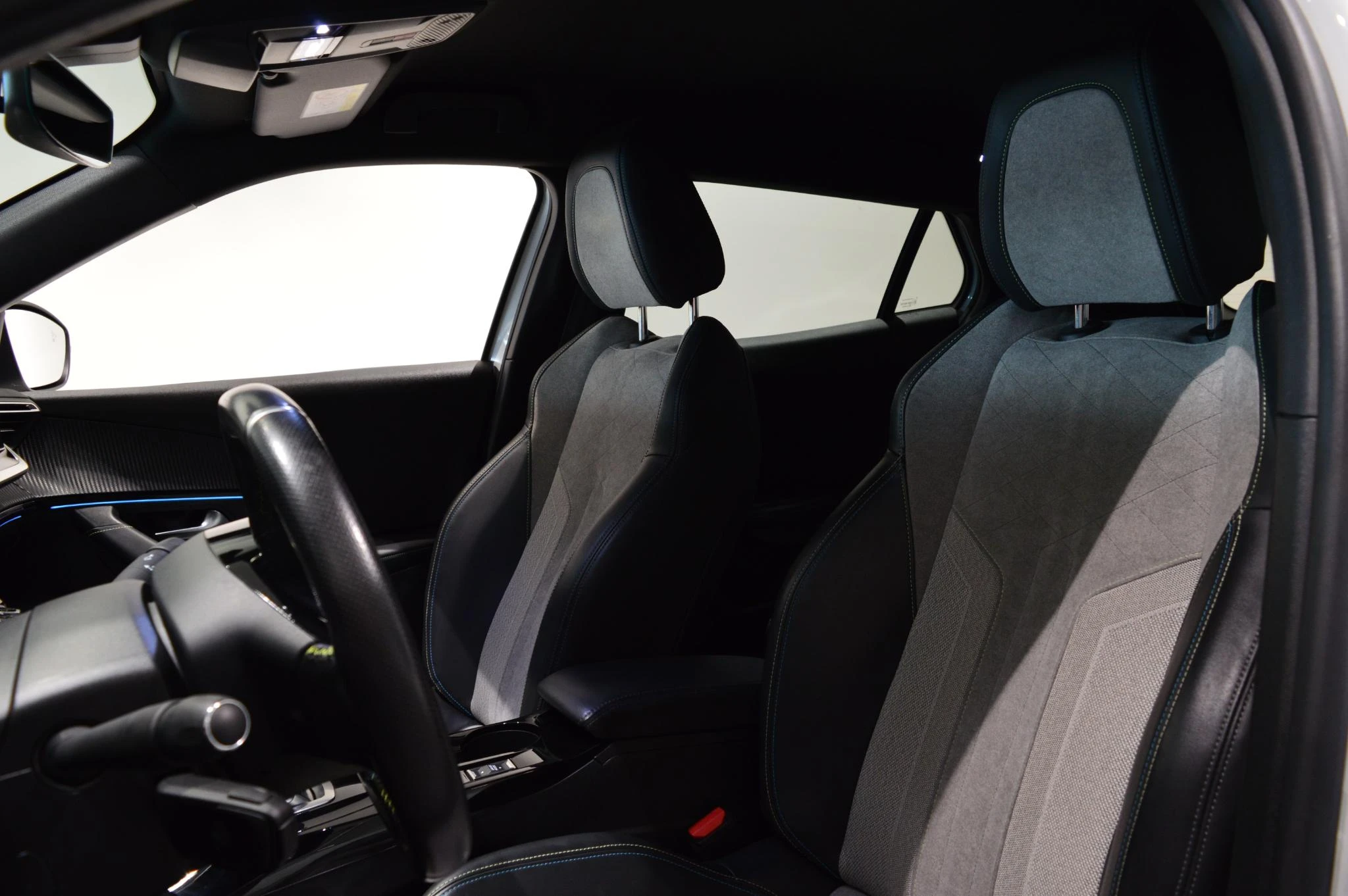 Peugeot-e-2008-image-8