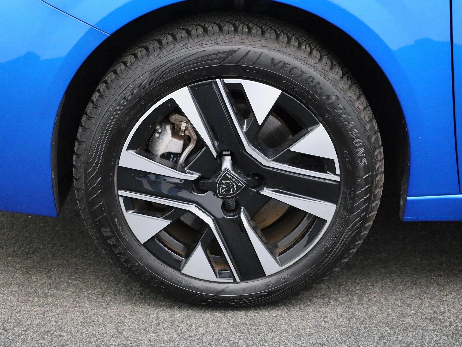 Peugeot-e-208-image-14