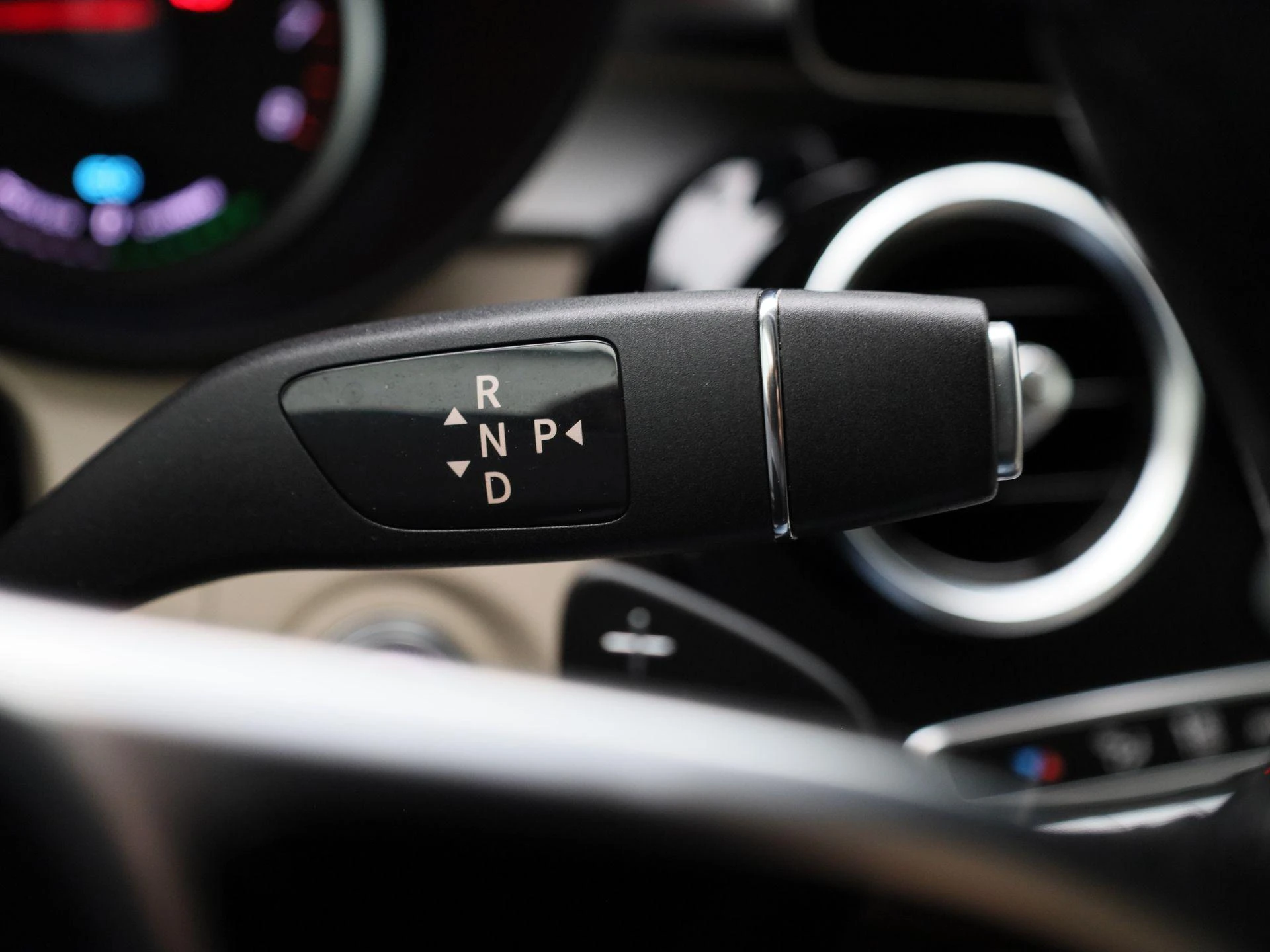 Mercedes-Benz-GLC-image-25