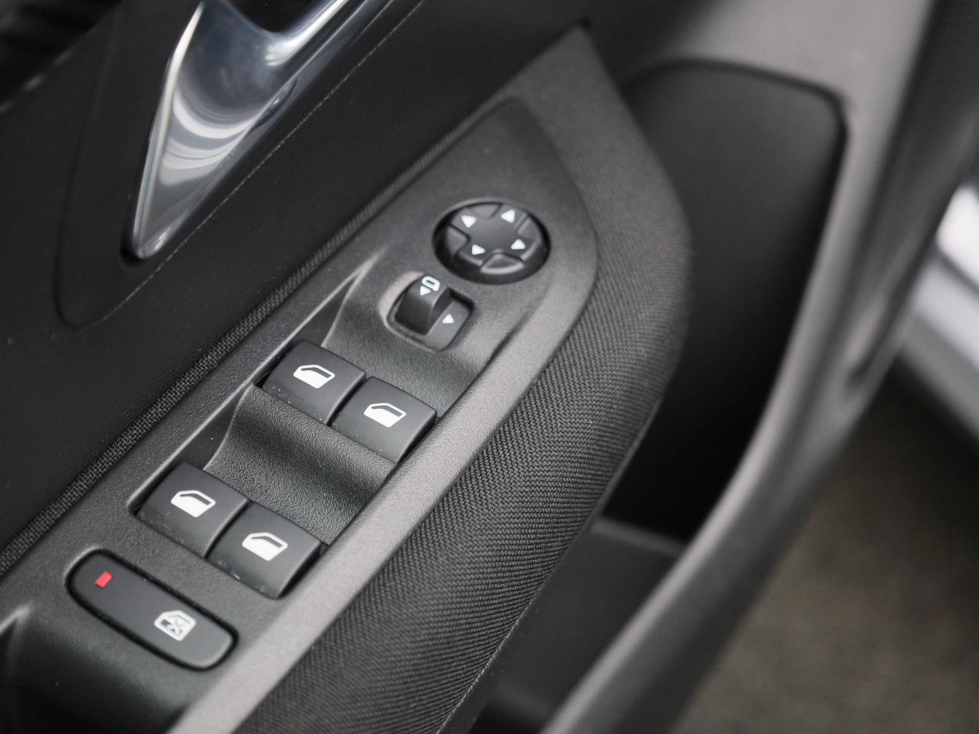 Peugeot-e-208-image-29