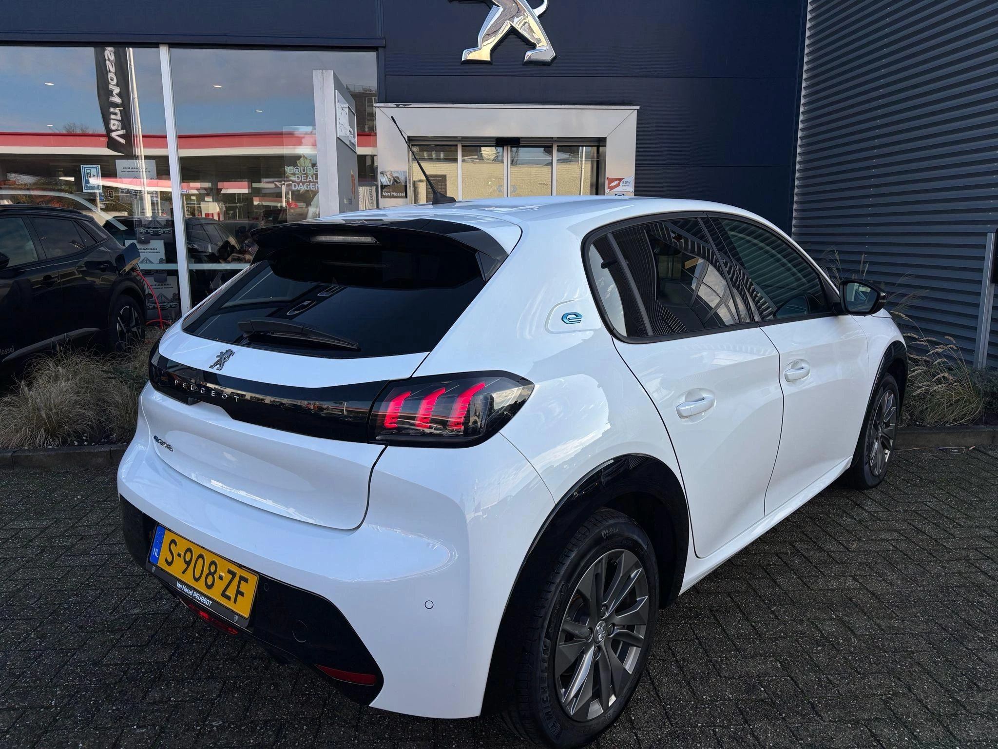 Peugeot-e-208-image-3