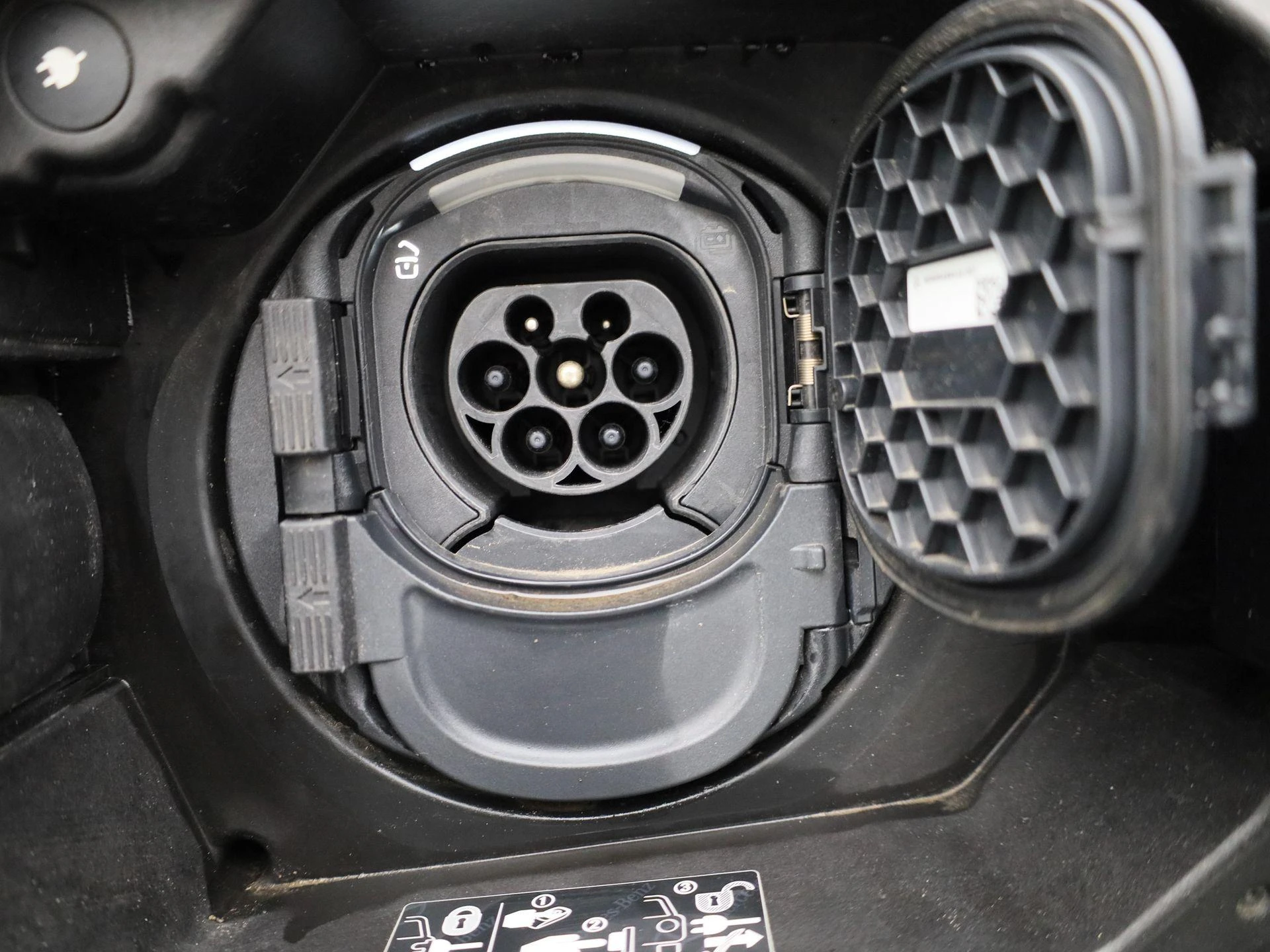 Mercedes-Benz-EQB-image-49