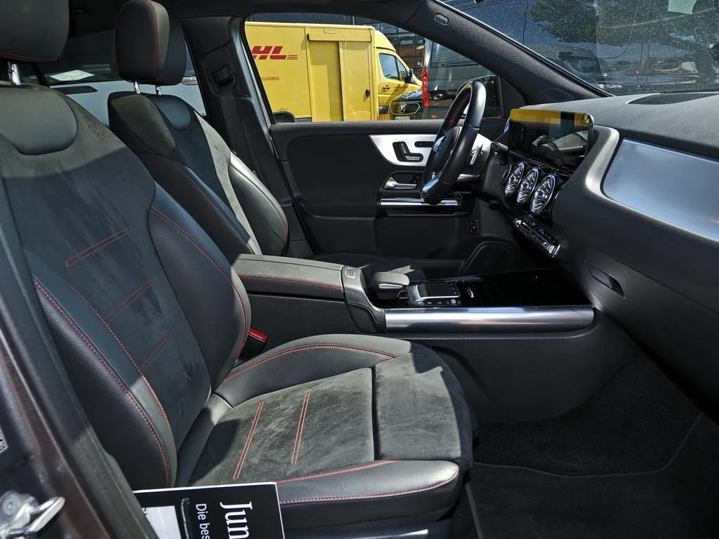 Mercedes-Benz-GLA 200-image-12