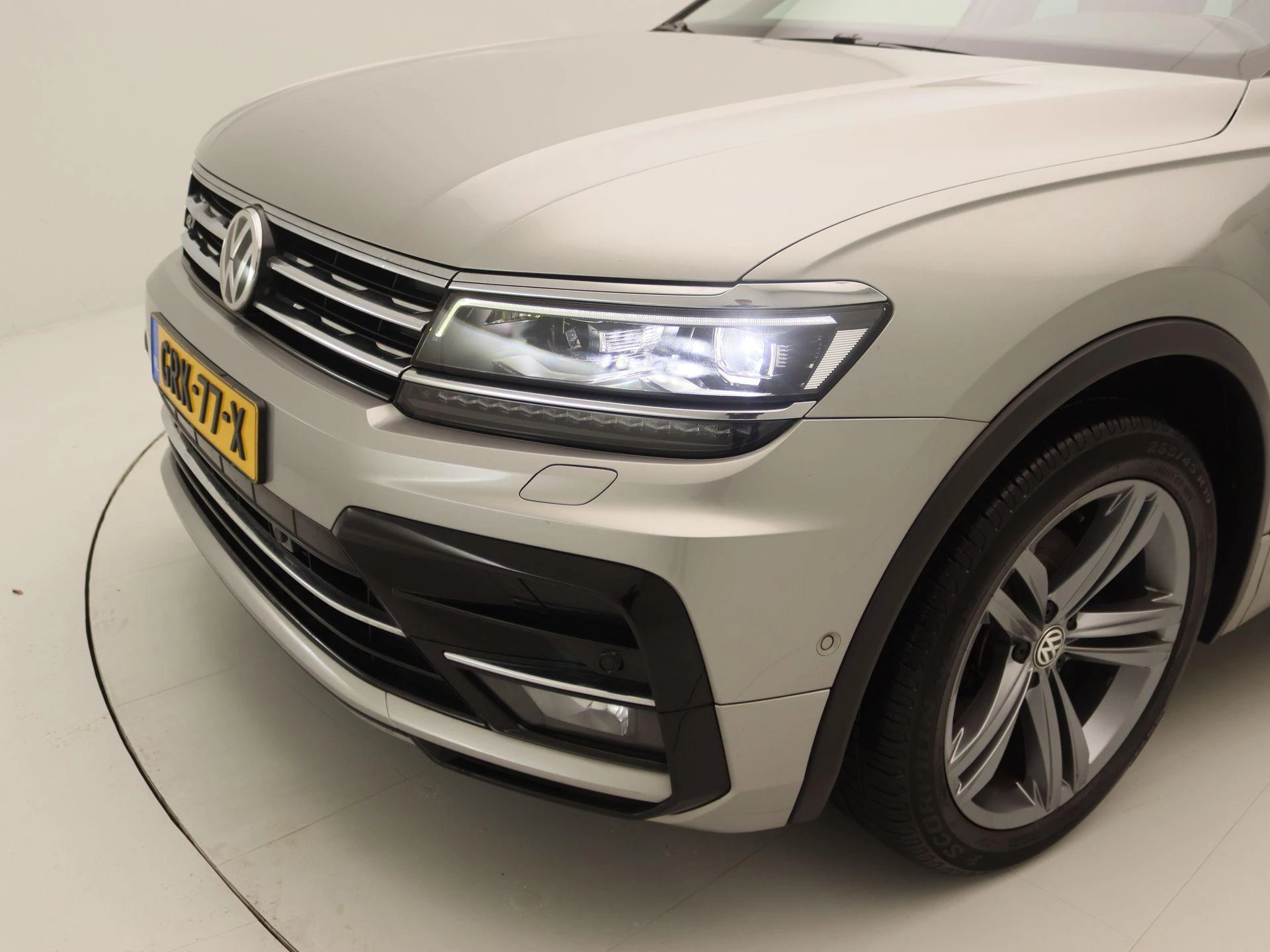 Volkswagen-Tiguan-image-16