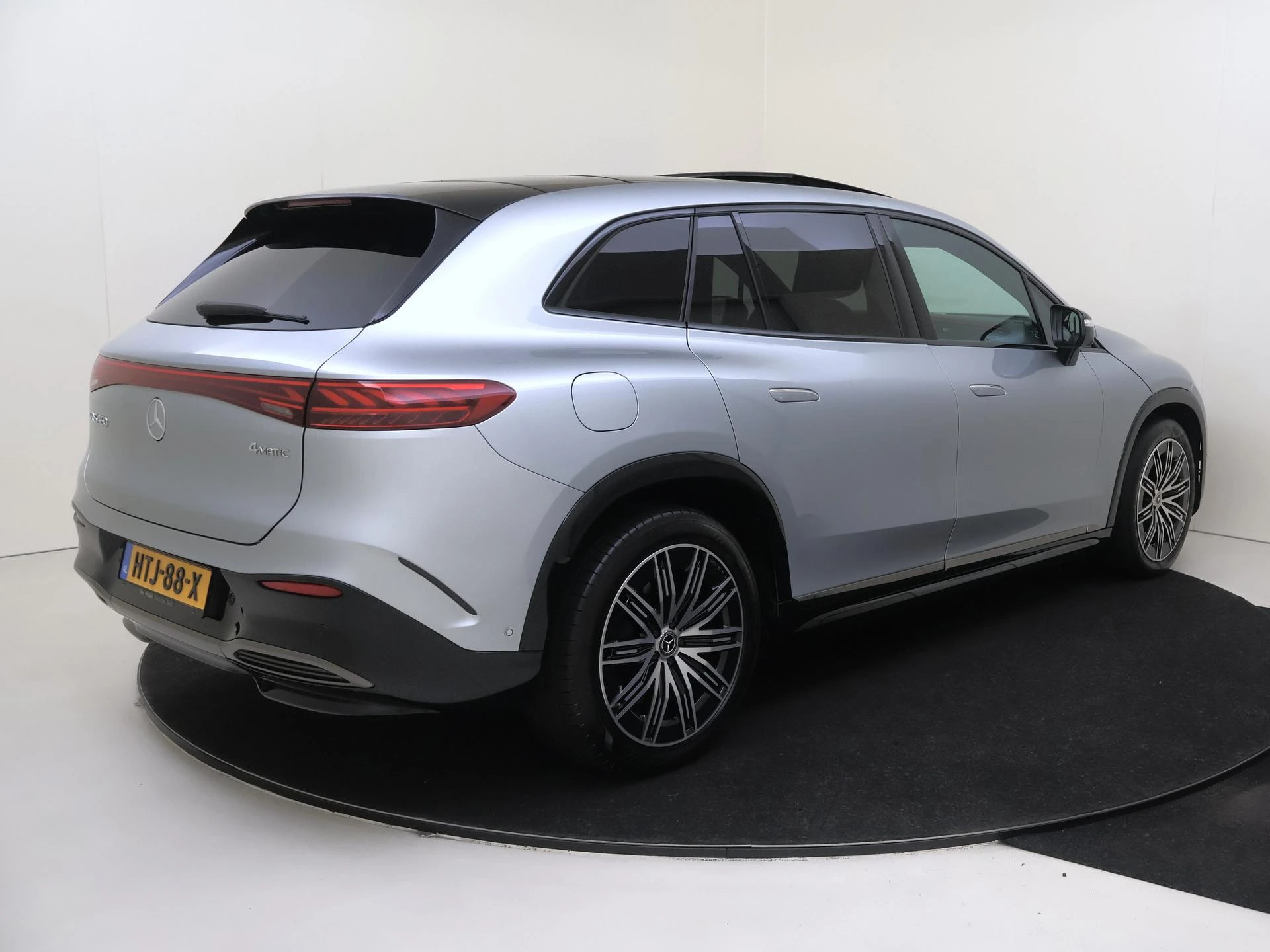 Mercedes-Benz-EQS-image-3