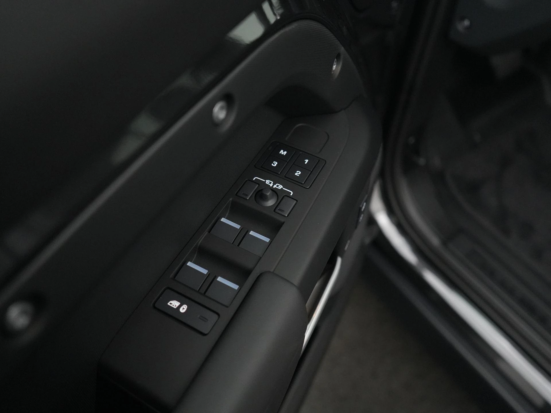 Land Rover-Defender-image-31