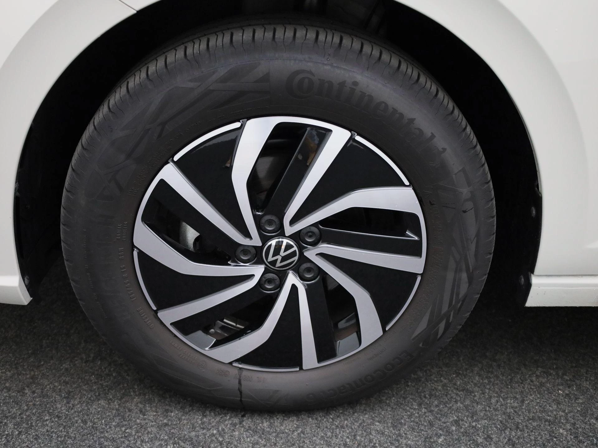 Volkswagen-Polo-image-12