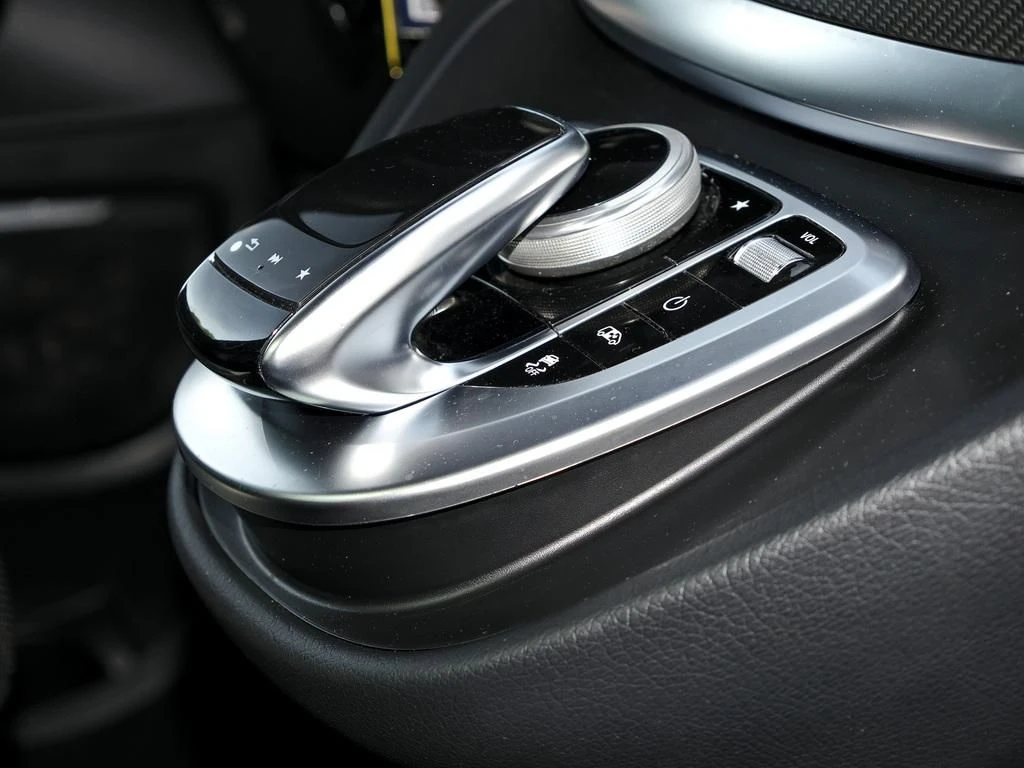 Mercedes-Benz-V-Klasse 300-image-11