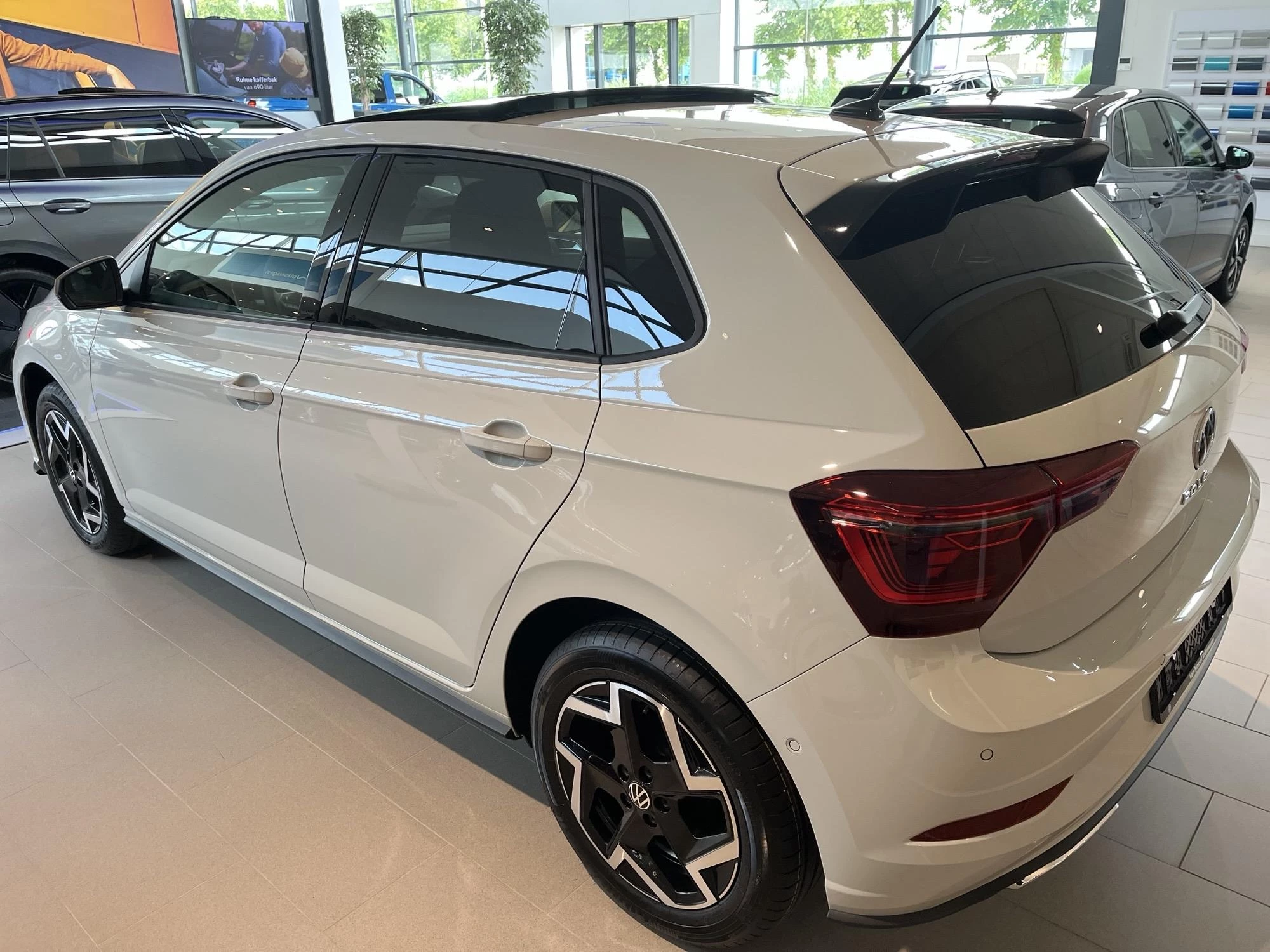 Volkswagen-Polo-image-2