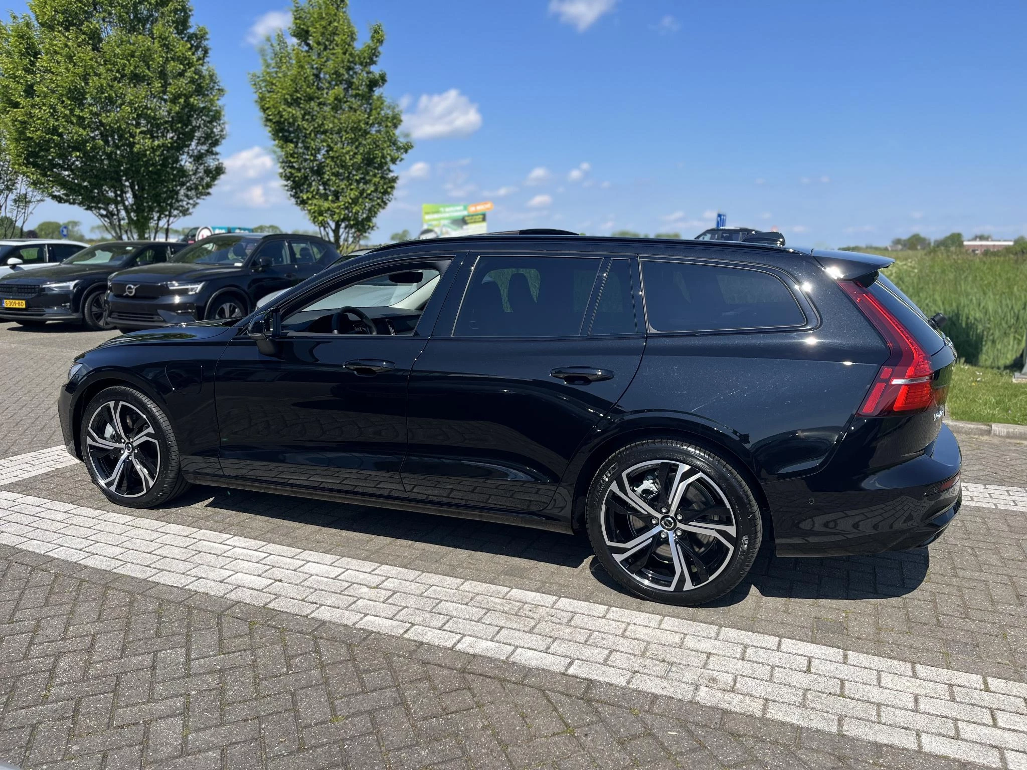 Volvo V60 T6 Plug-in hybrid AWD Ultra Dark