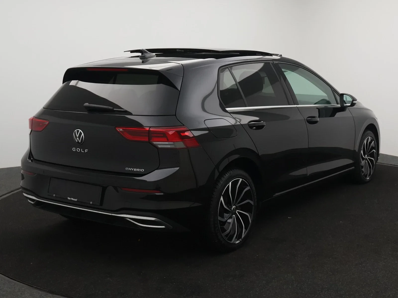 Volkswagen-Golf-image-1