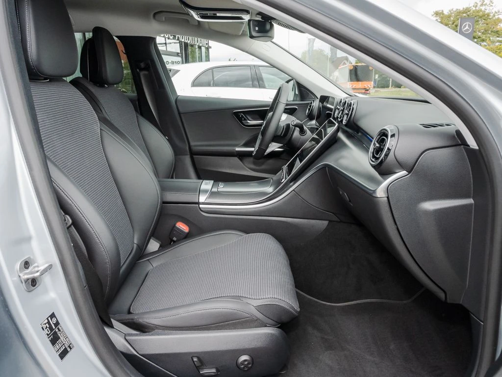 Mercedes-Benz-C-Klasse 180-image-11