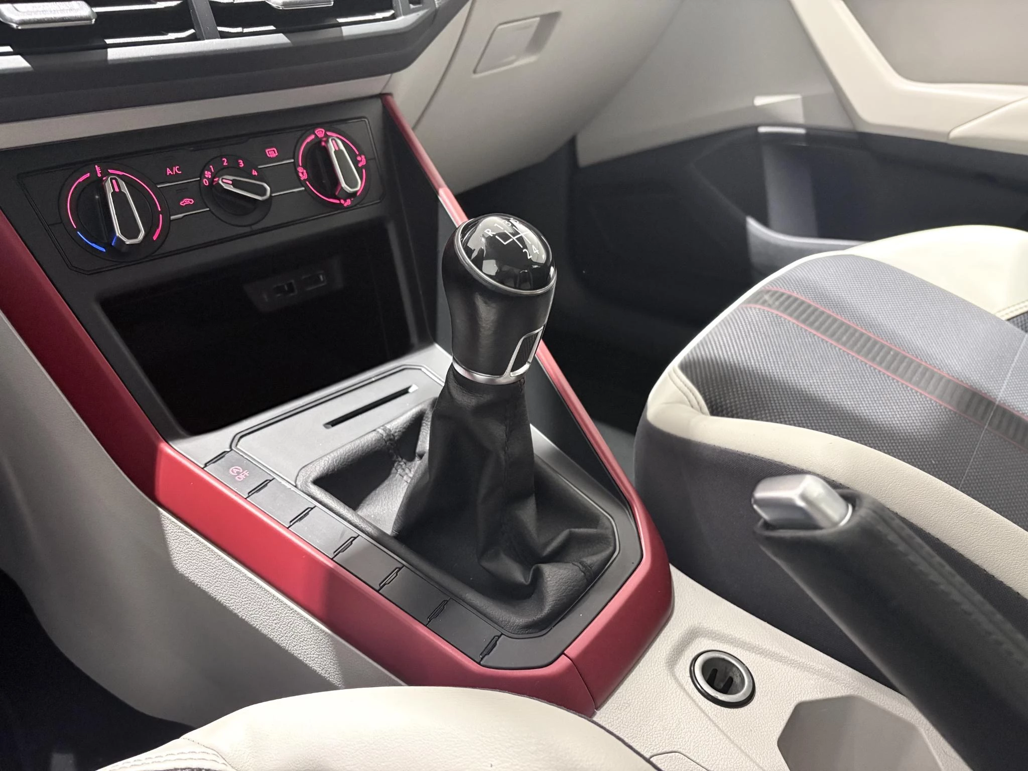 Volkswagen-Polo-image-31