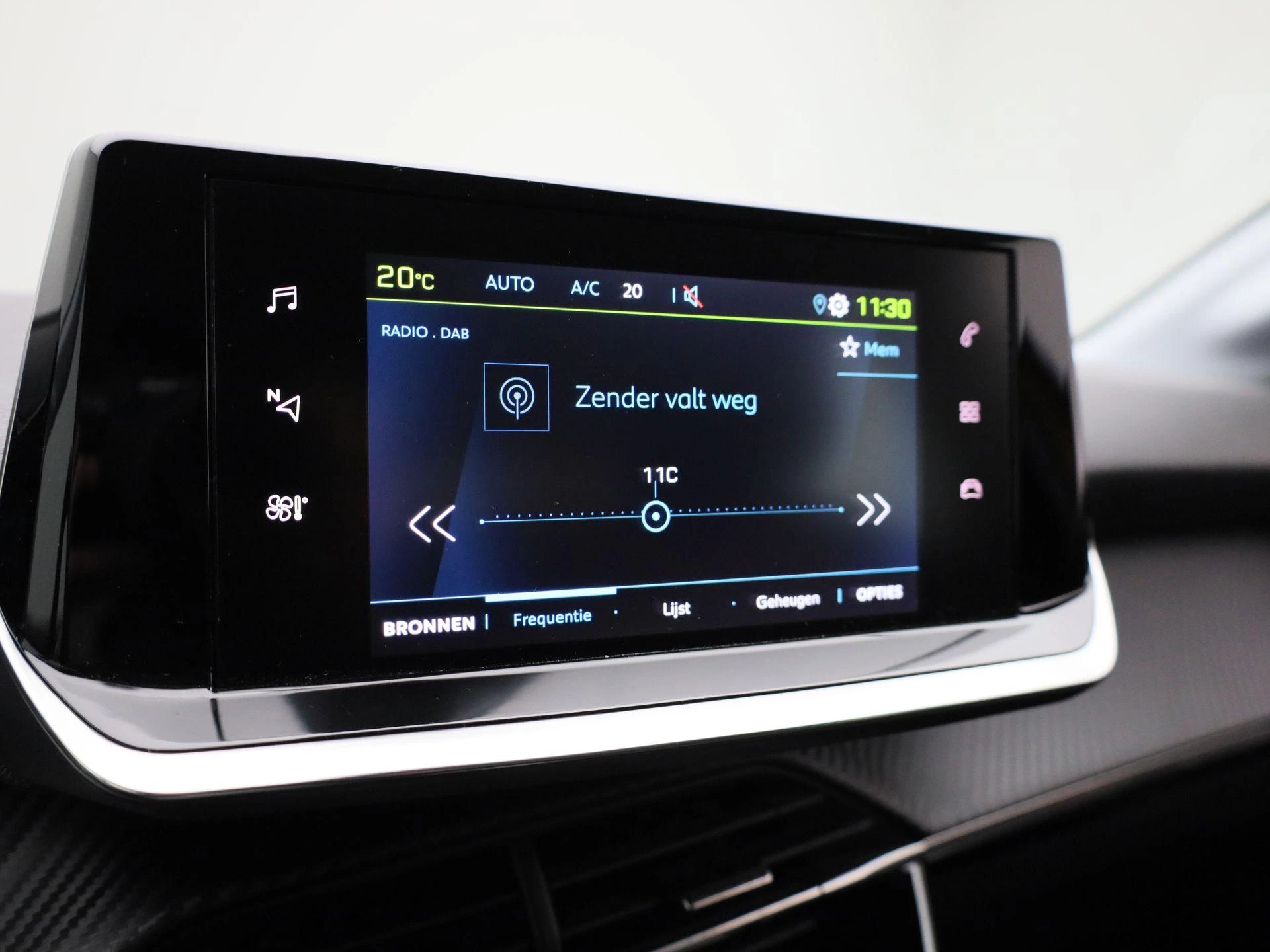 Peugeot-e-208-image-24