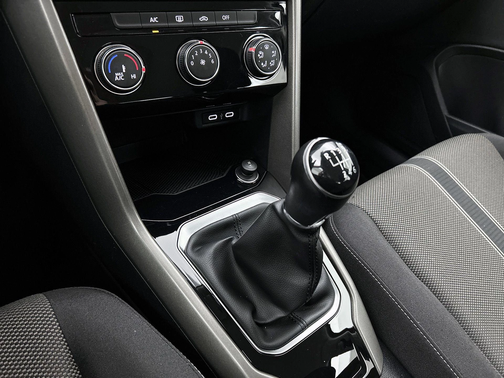 Volkswagen-T-Roc-image-19