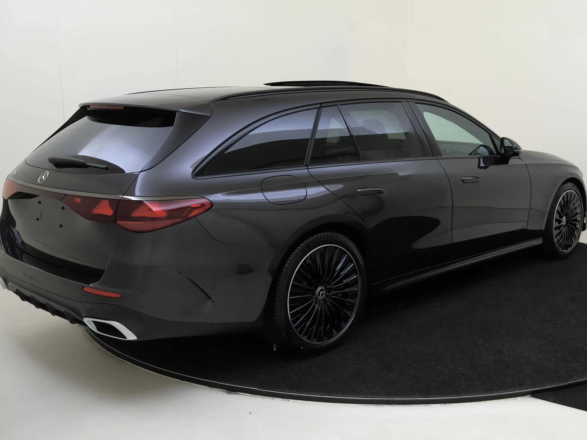 Mercedes-Benz-E-Klasse-image-3