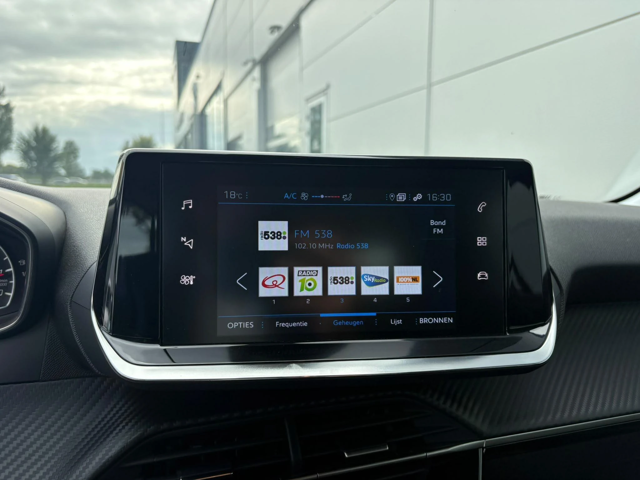Peugeot-208-image-13