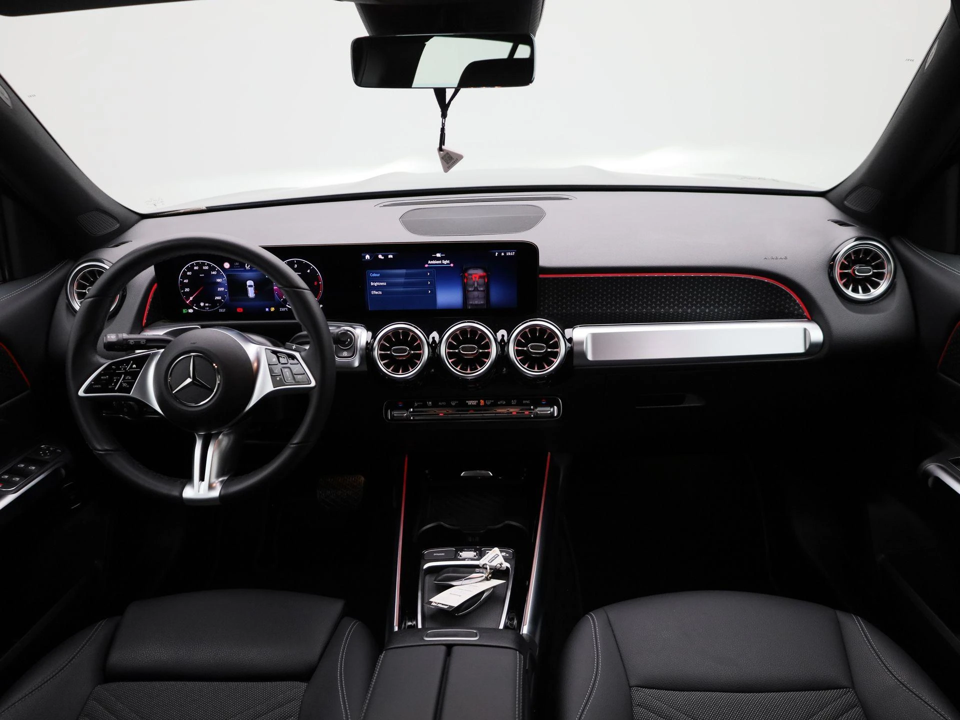 Mercedes-Benz-GLB-image-39