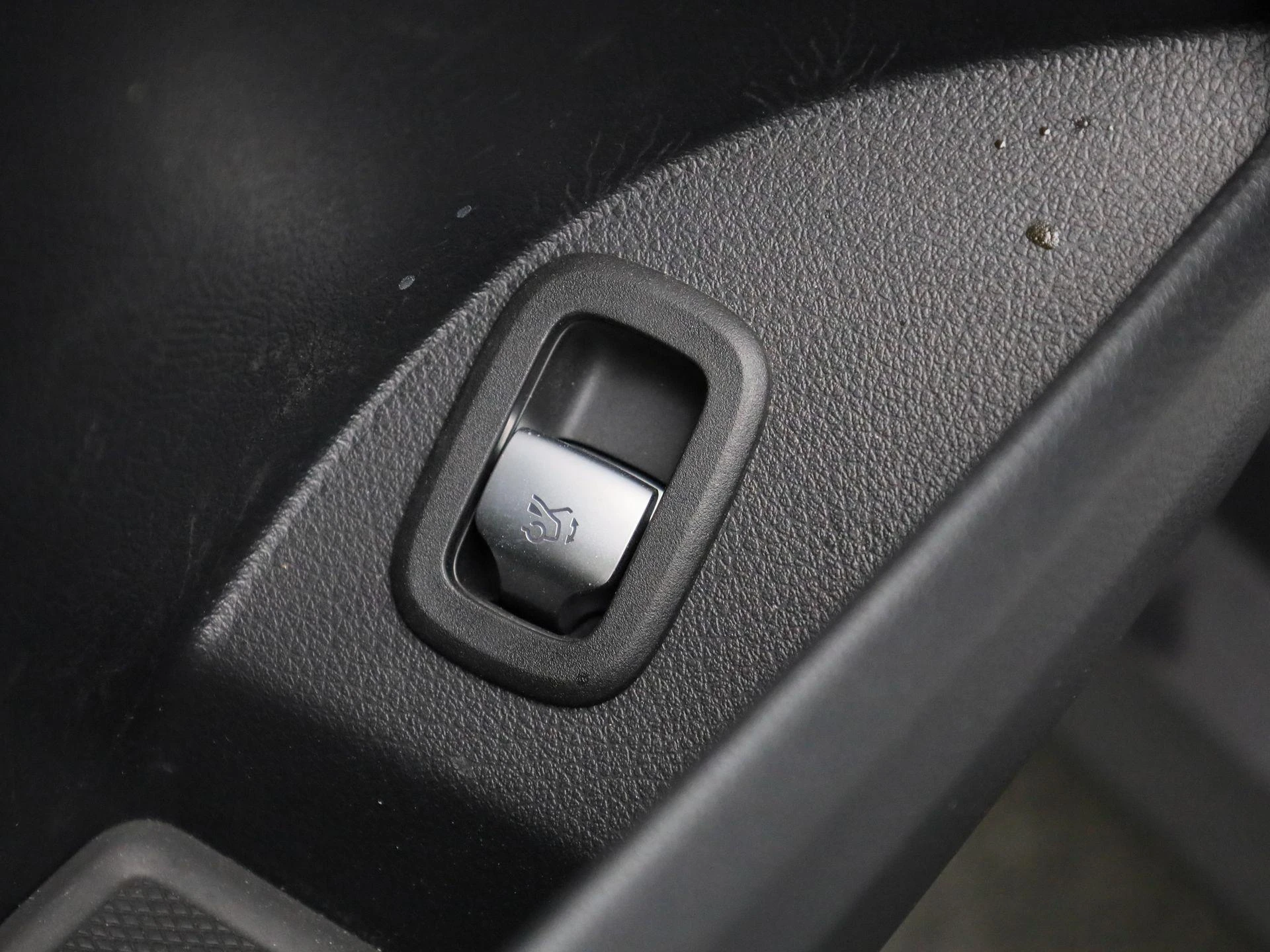 Mercedes-Benz-GLC-image-35