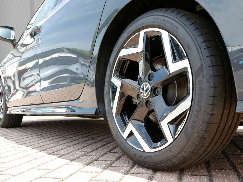 Volkswagen-Golf-image-4