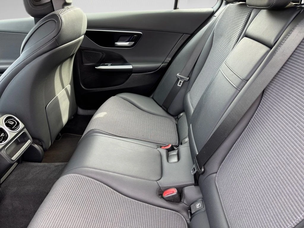 Mercedes-Benz-C-Klasse 200-image-9
