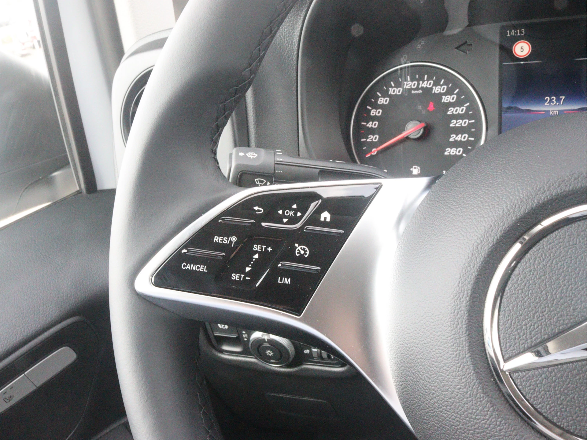 Mercedes-Benz-Vito-image-6