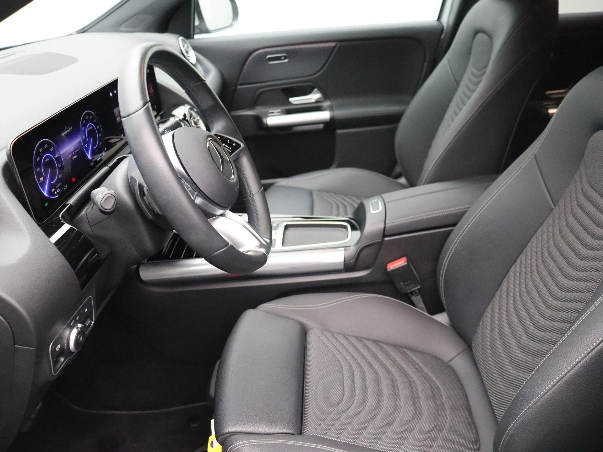 Mercedes-Benz-EQA-image-9