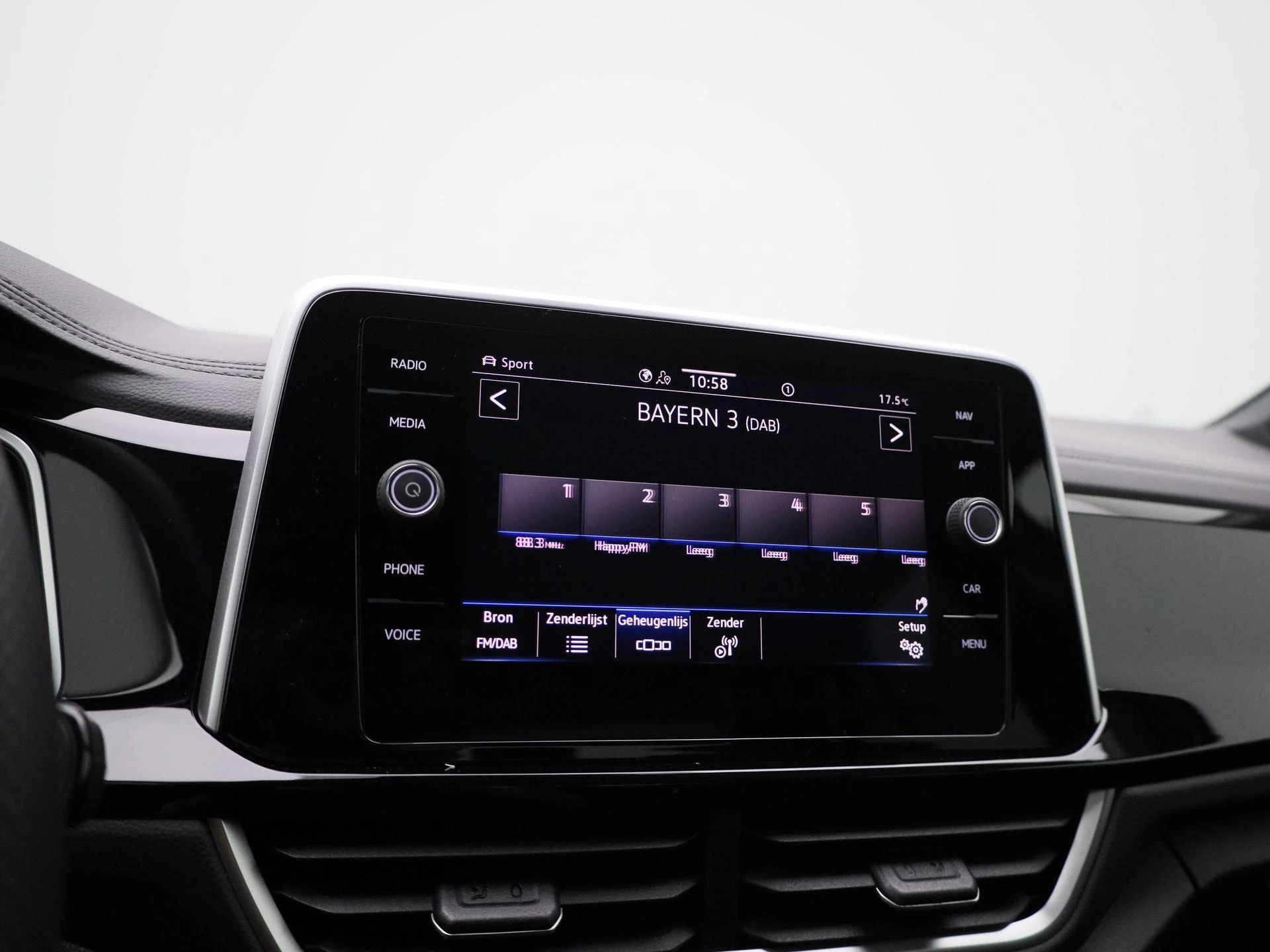 Volkswagen-T-Roc-image-25