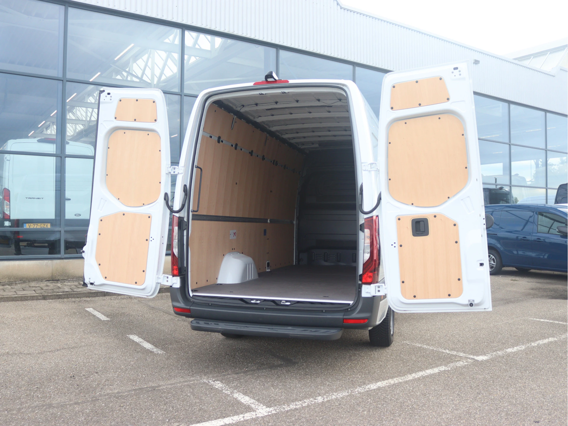 Mercedes-Benz-Sprinter-image-2