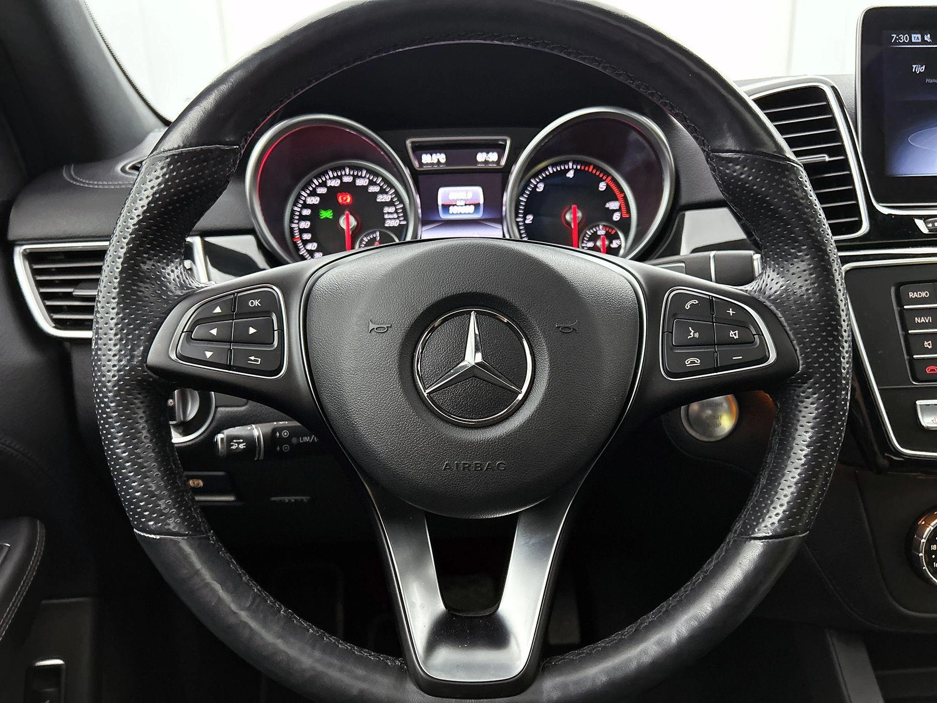 Mercedes-Benz-GLE-image-45