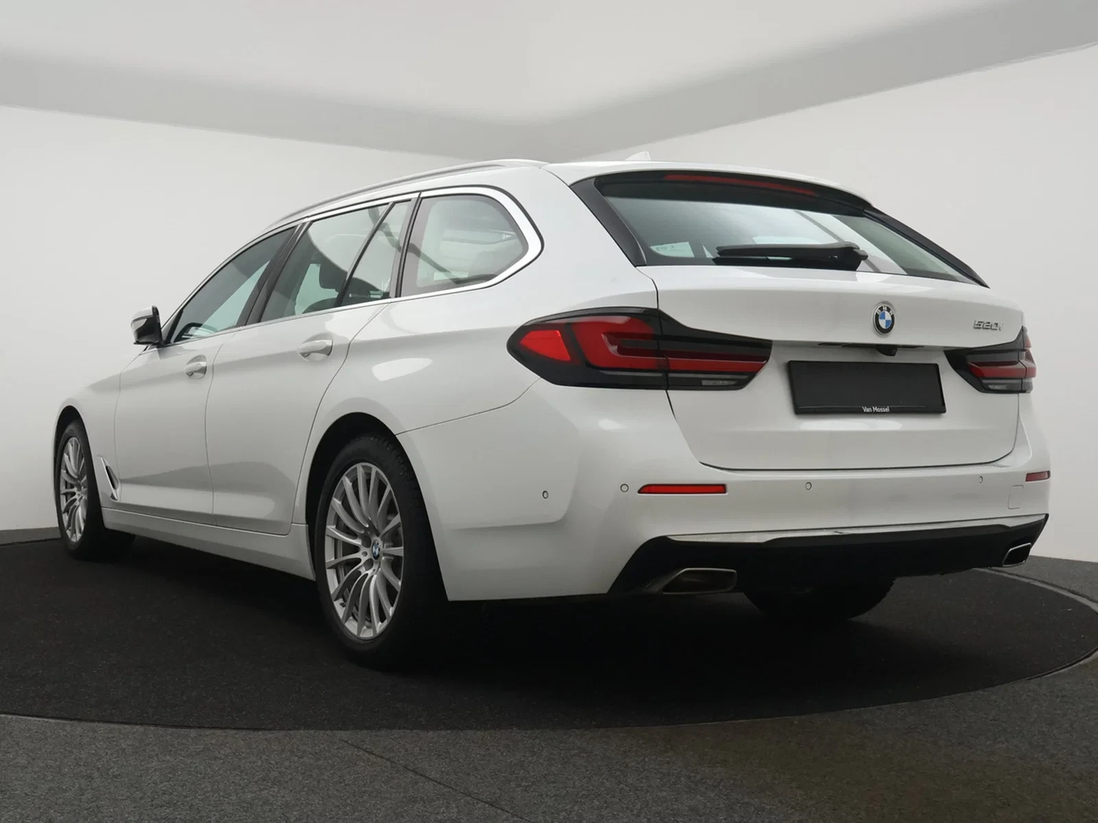 BMW Série 5 SW (G31LCI) Touring 520iA 184PK *AUTOMAAT*PANO DAK*LEDER*SFEERVERLICHTING*NAVI*BLTH*CRUISE*APP CONNECT*FULL LED*...