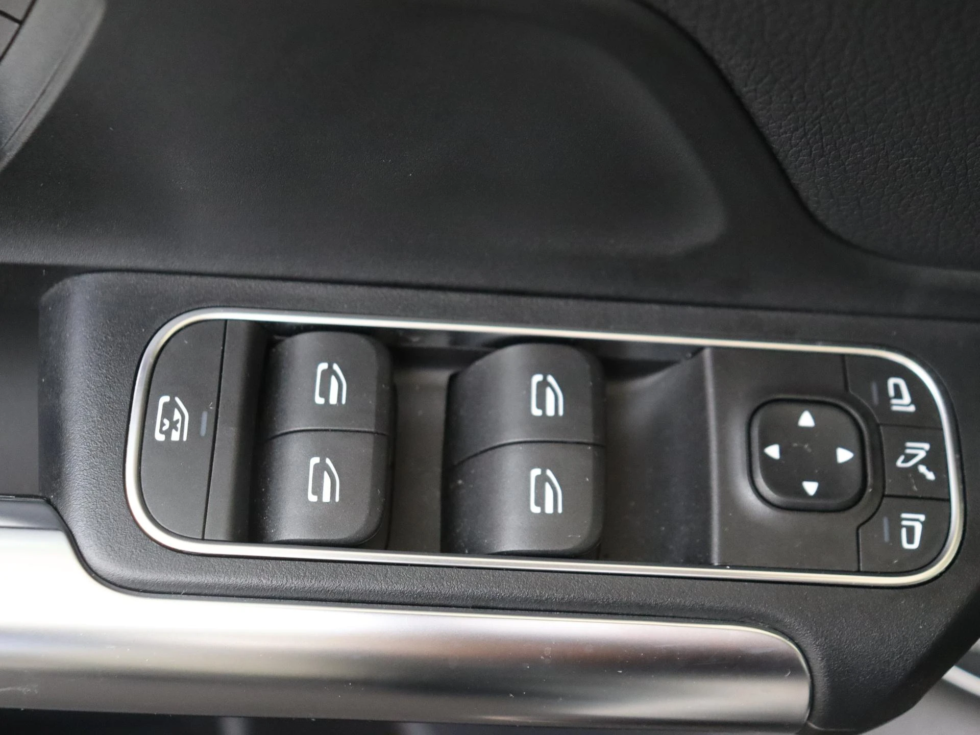 Mercedes-Benz-EQA-image-26