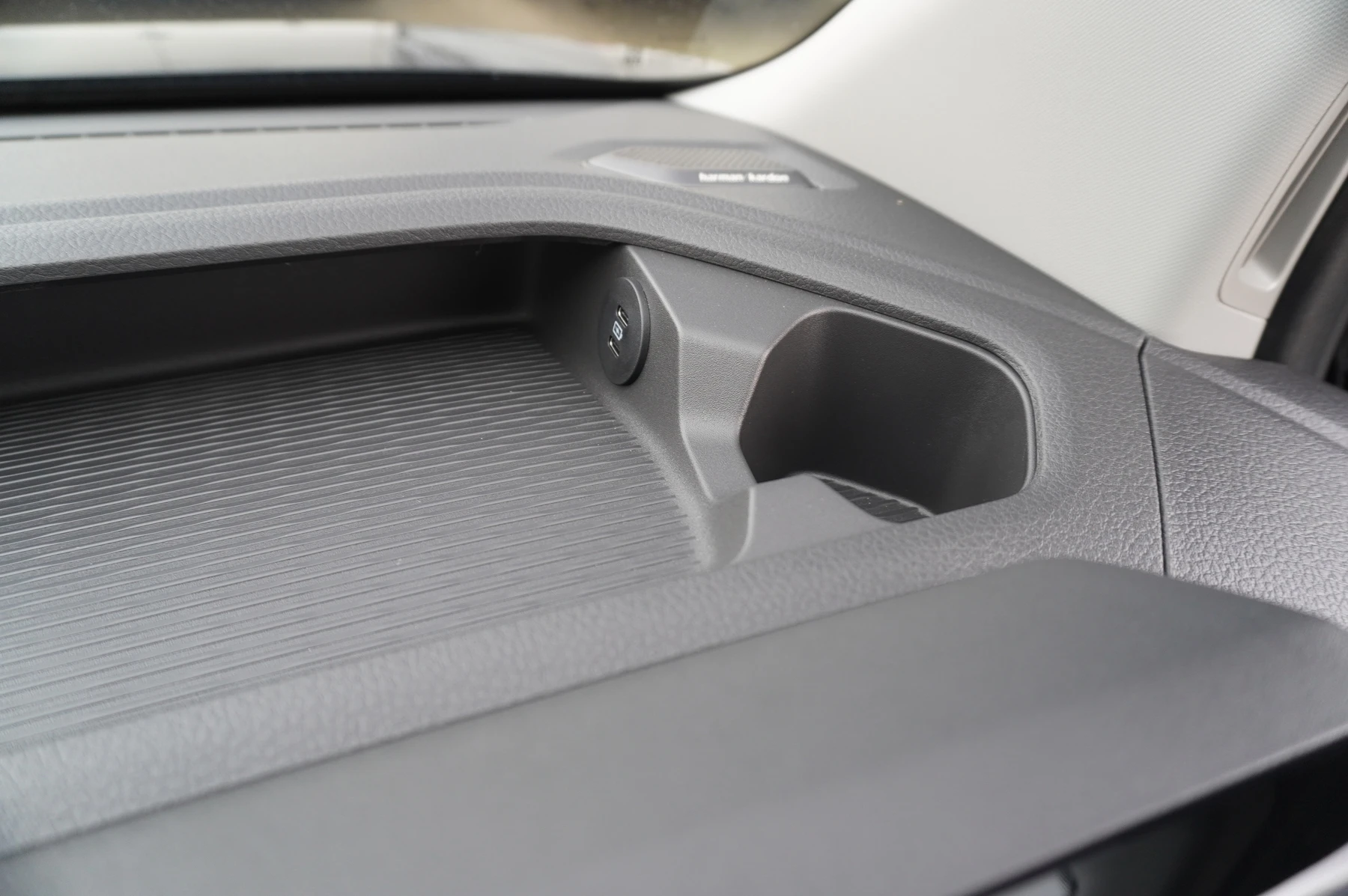 Volkswagen-Transporter-image-34