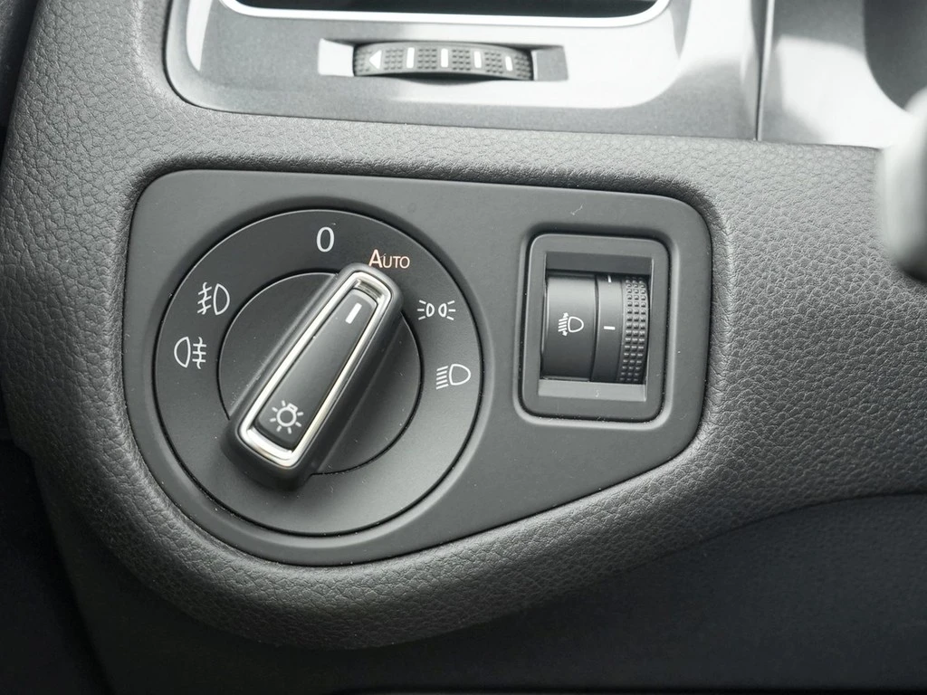 Volkswagen-Golf-image-18