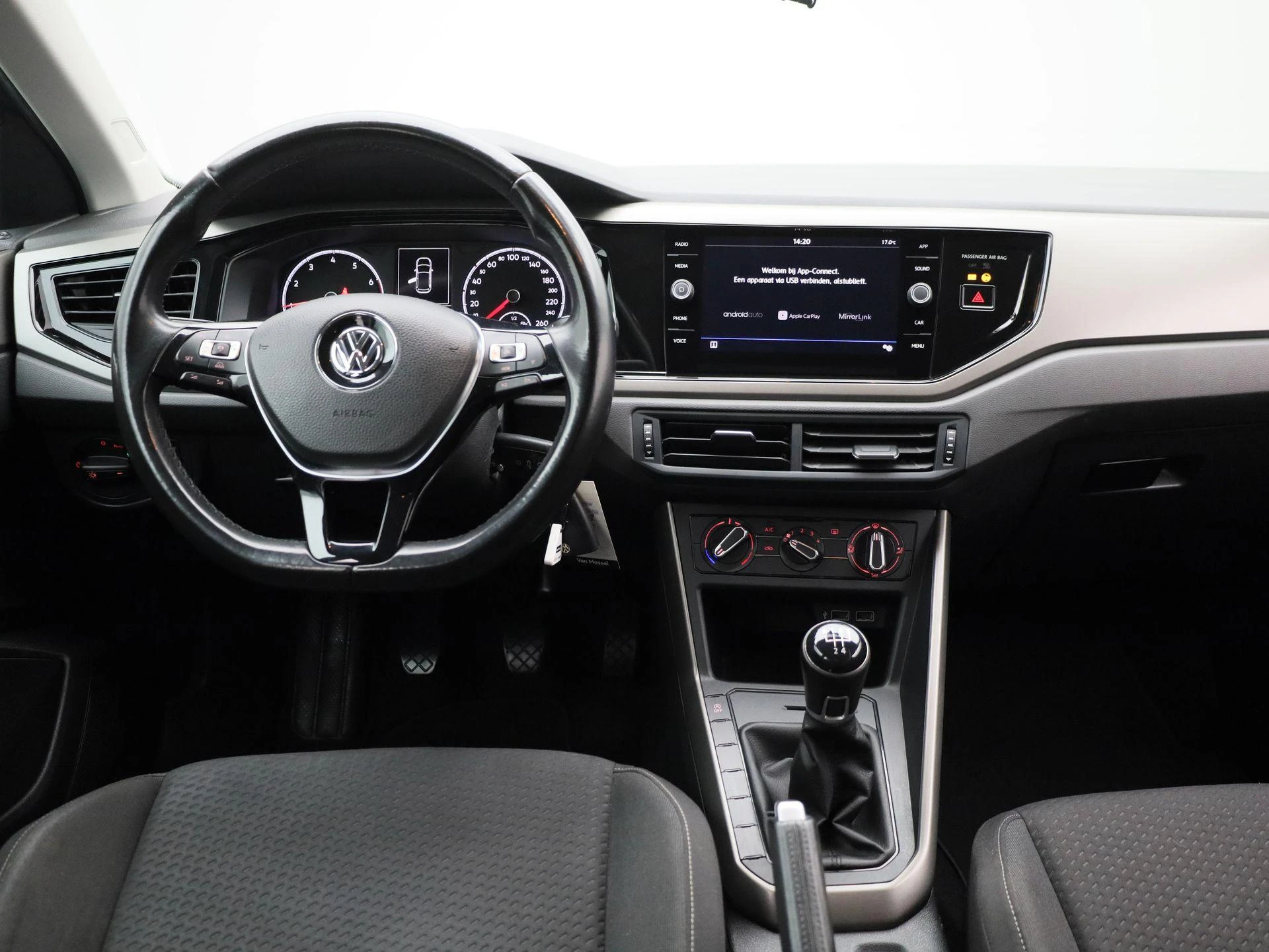 Volkswagen-Polo-image-6