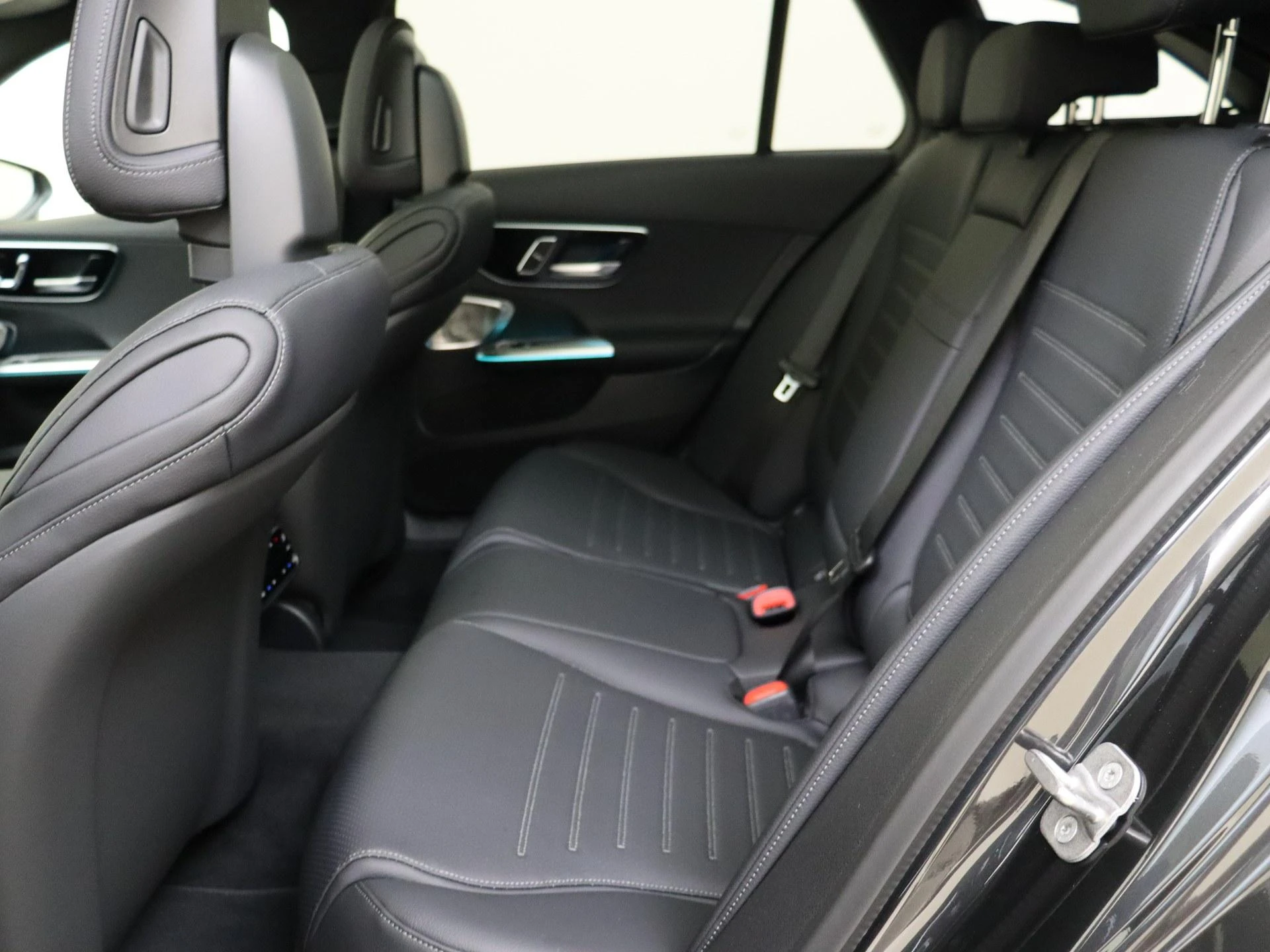Mercedes-Benz-C-Klasse-image-13