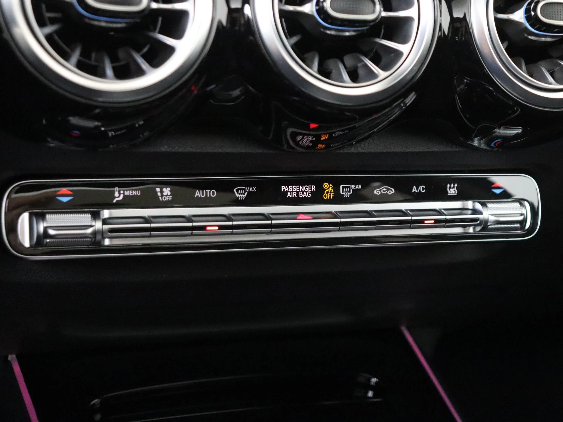 Mercedes-Benz-EQB-image-18