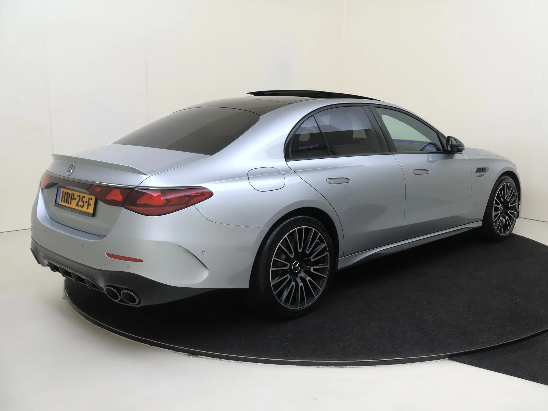 Mercedes-Benz-E-Klasse-image-3