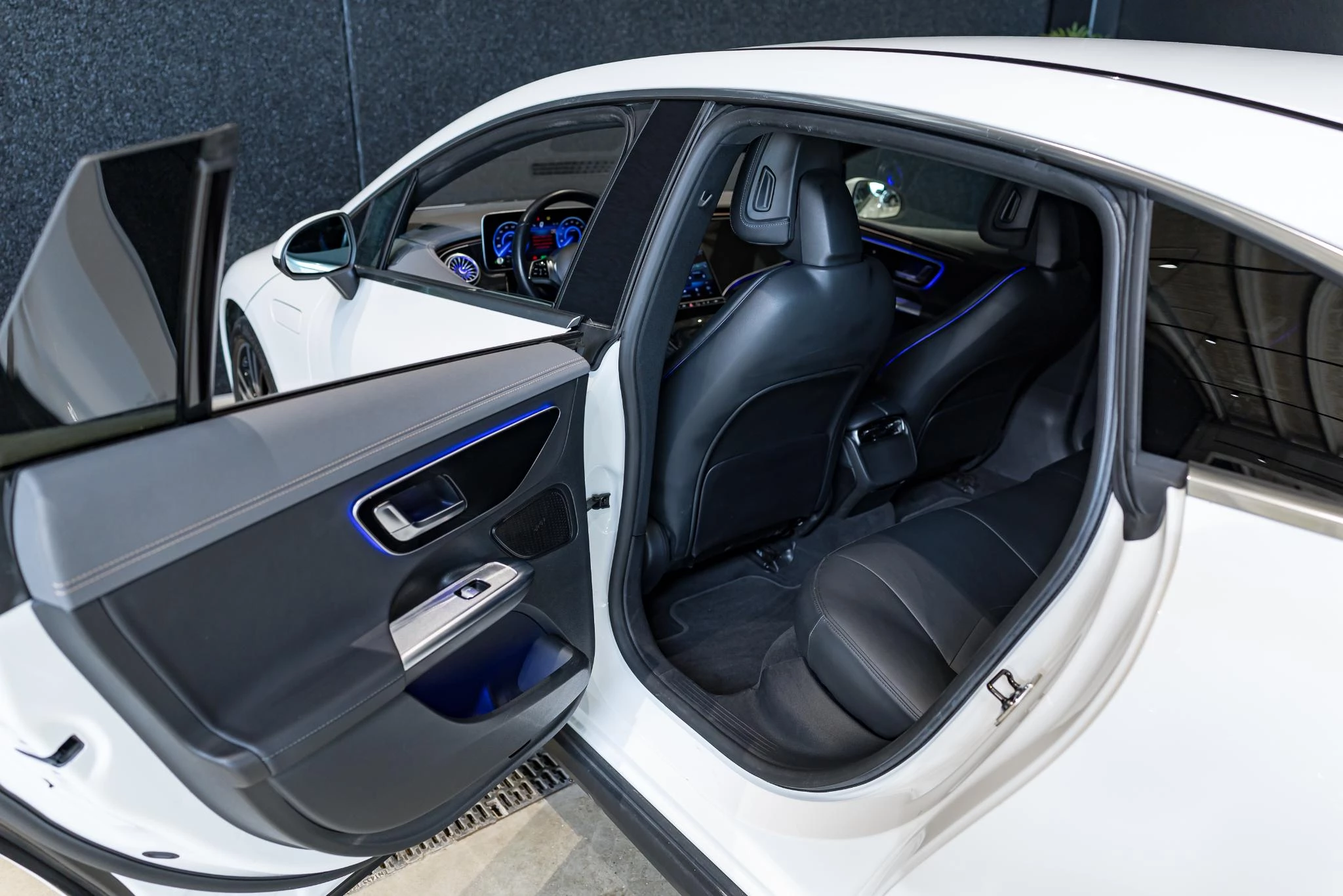 Mercedes-Benz-EQE-image-11