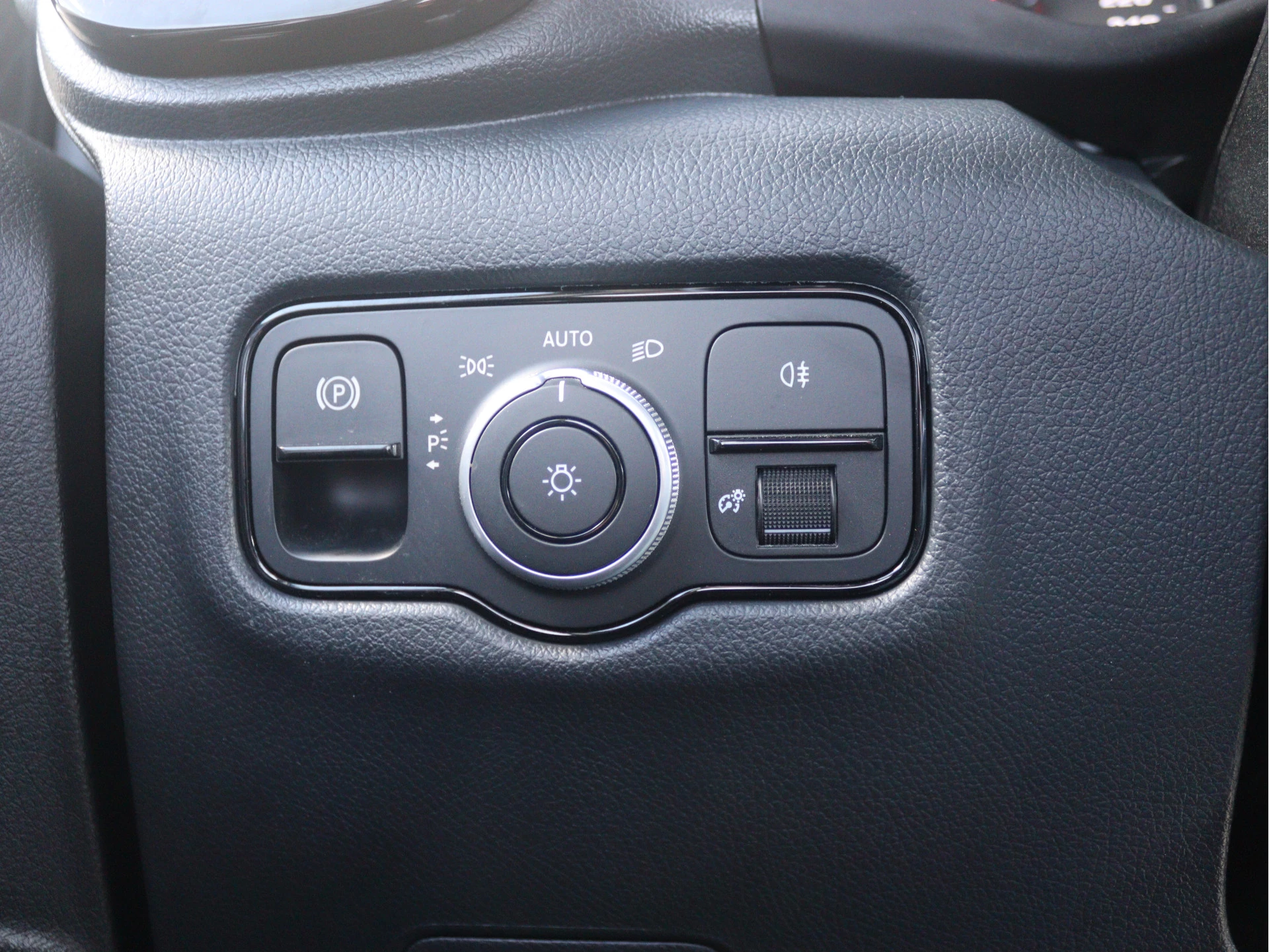 Mercedes-Benz-Vito-image-11