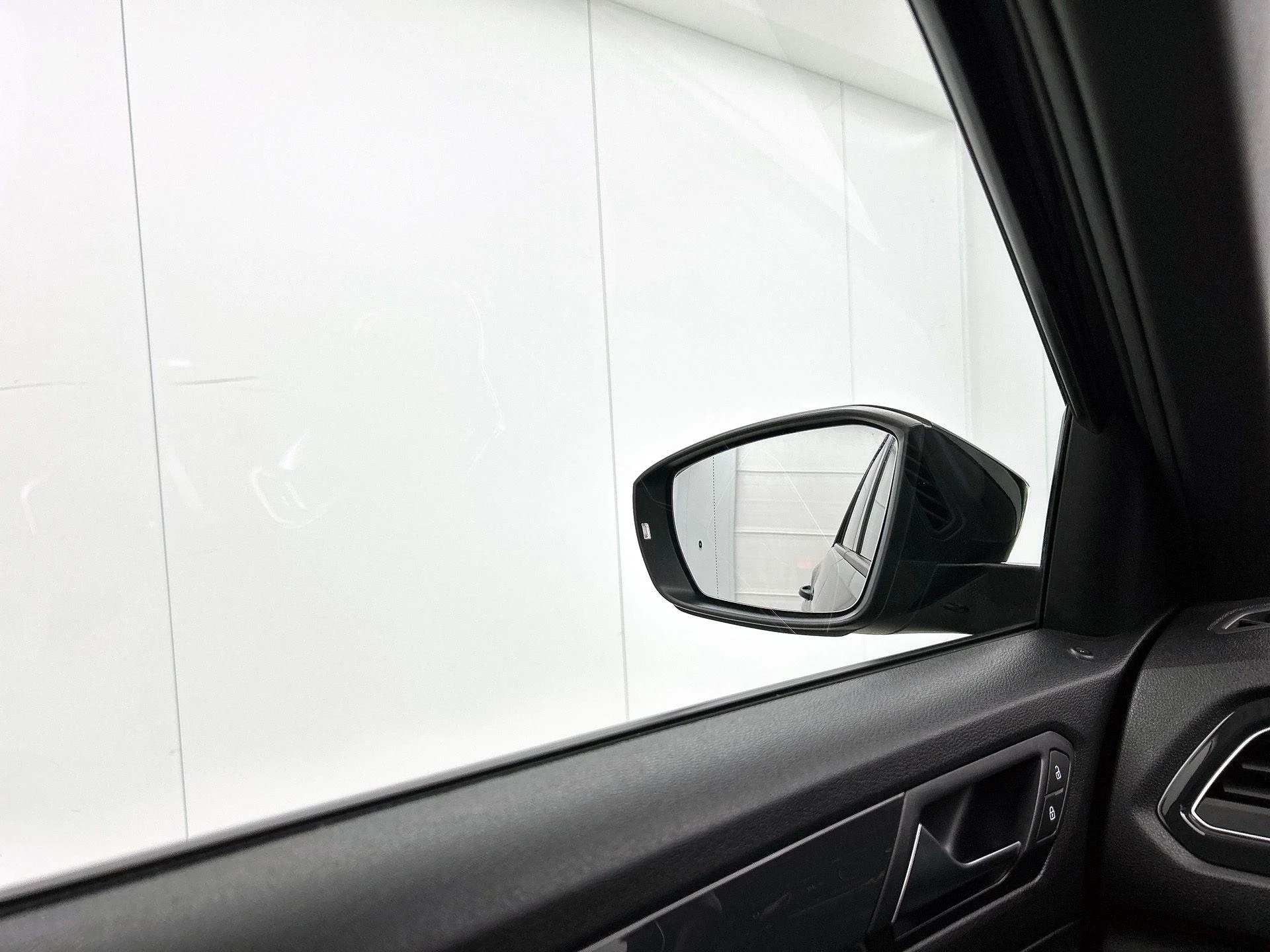 Volkswagen-T-Roc-image-21