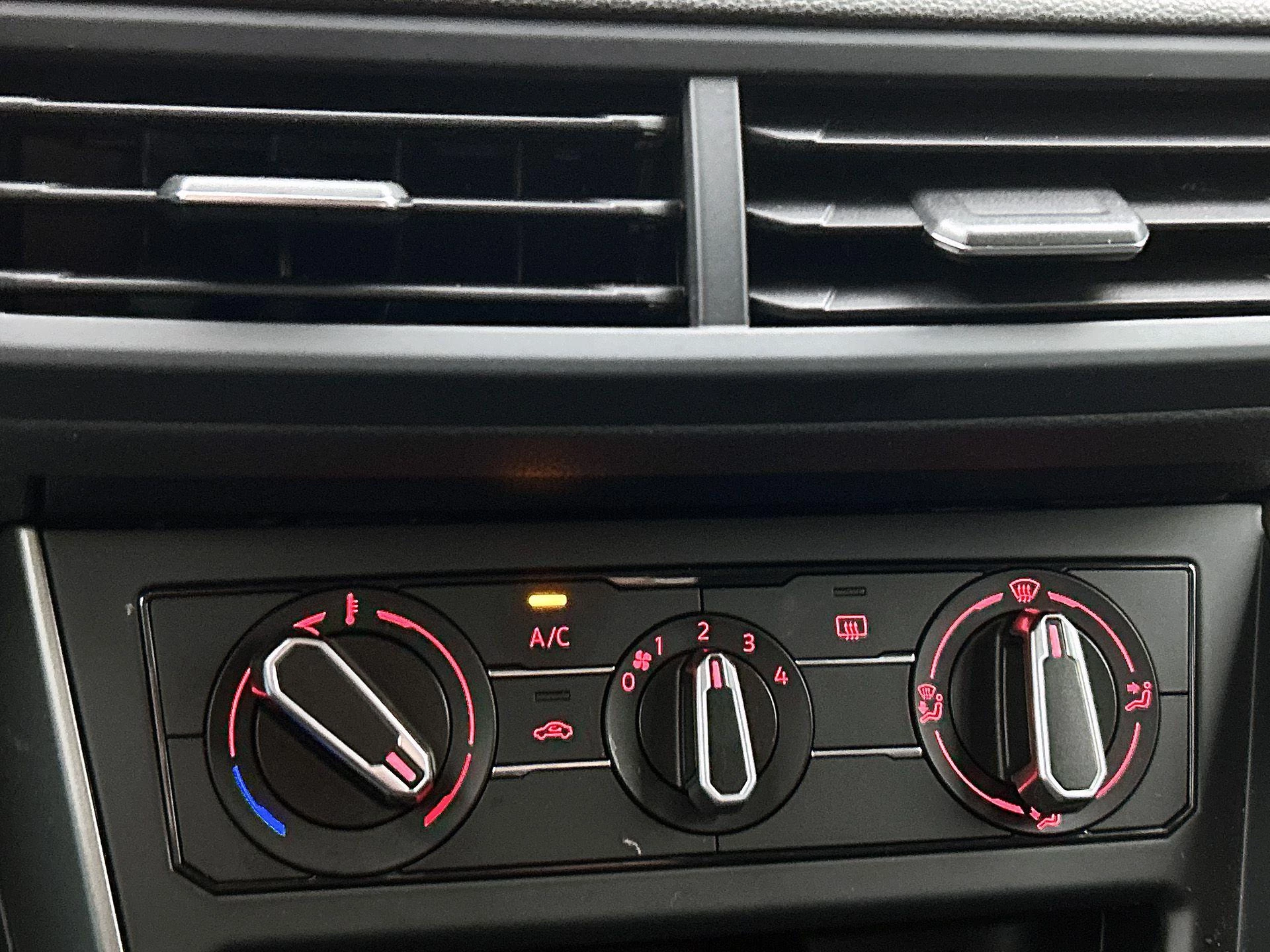 Volkswagen-Polo-image-22