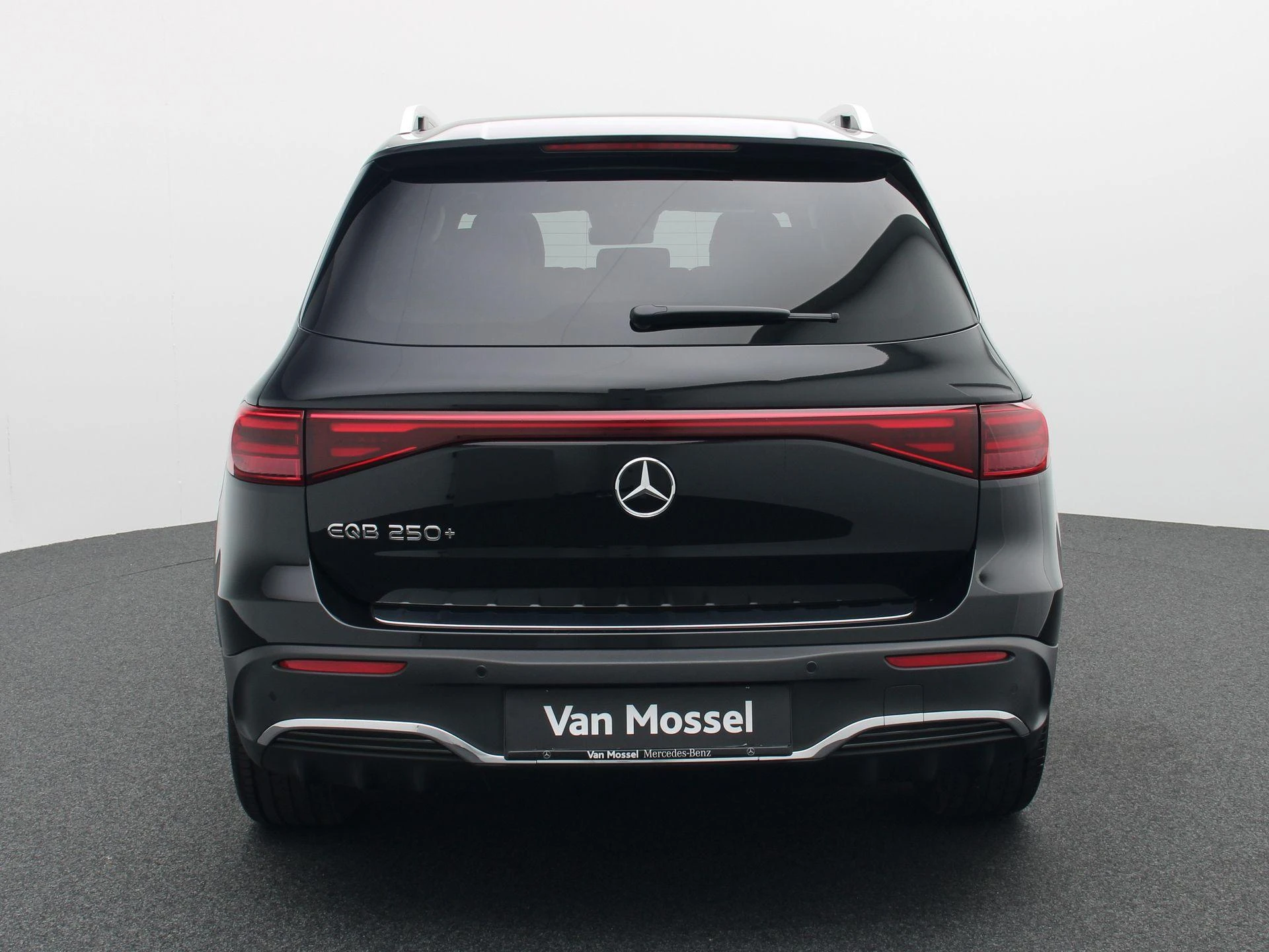 Mercedes-Benz-EQB-image-4