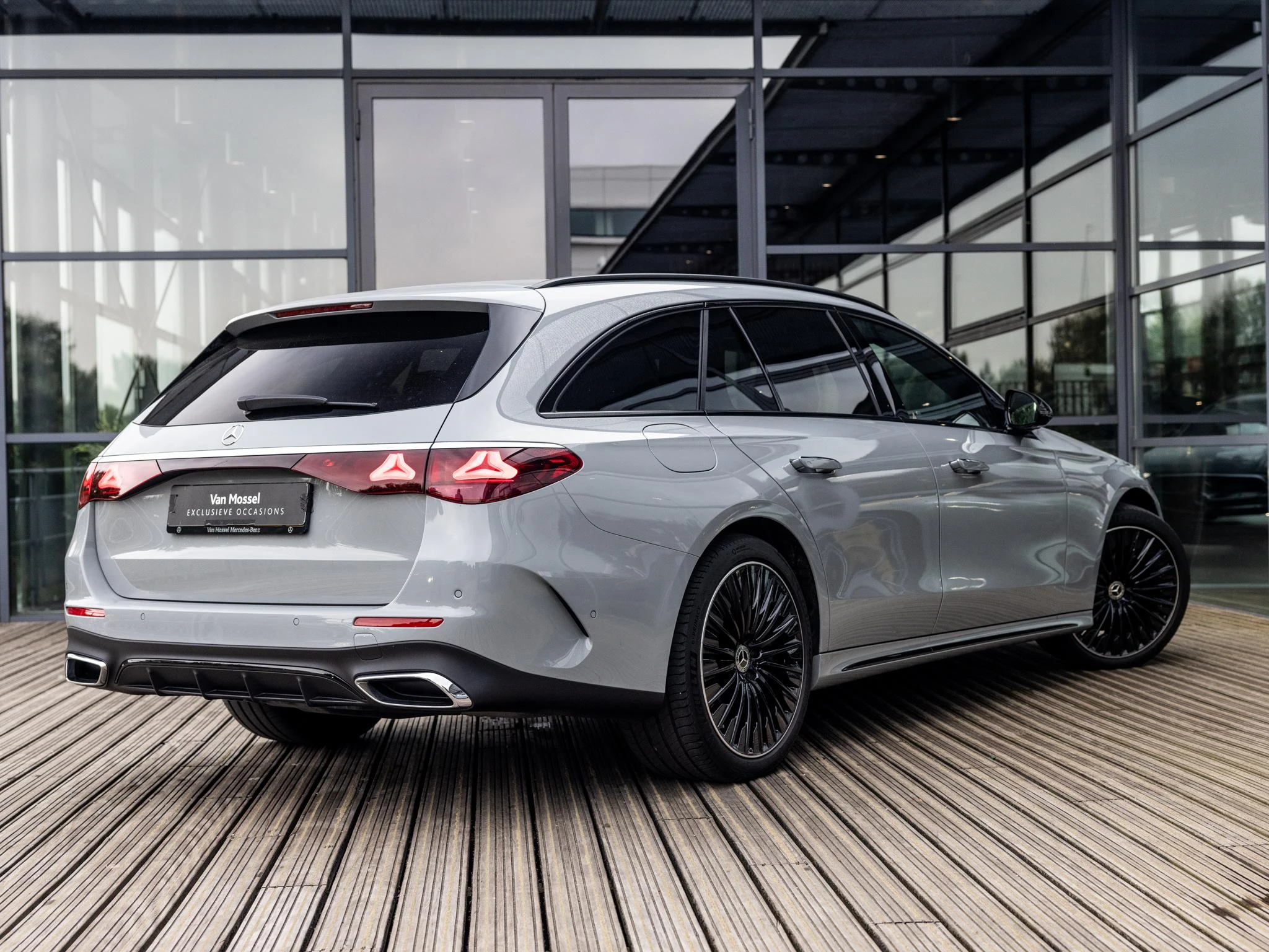 Mercedes-Benz-E-Klasse-image-1