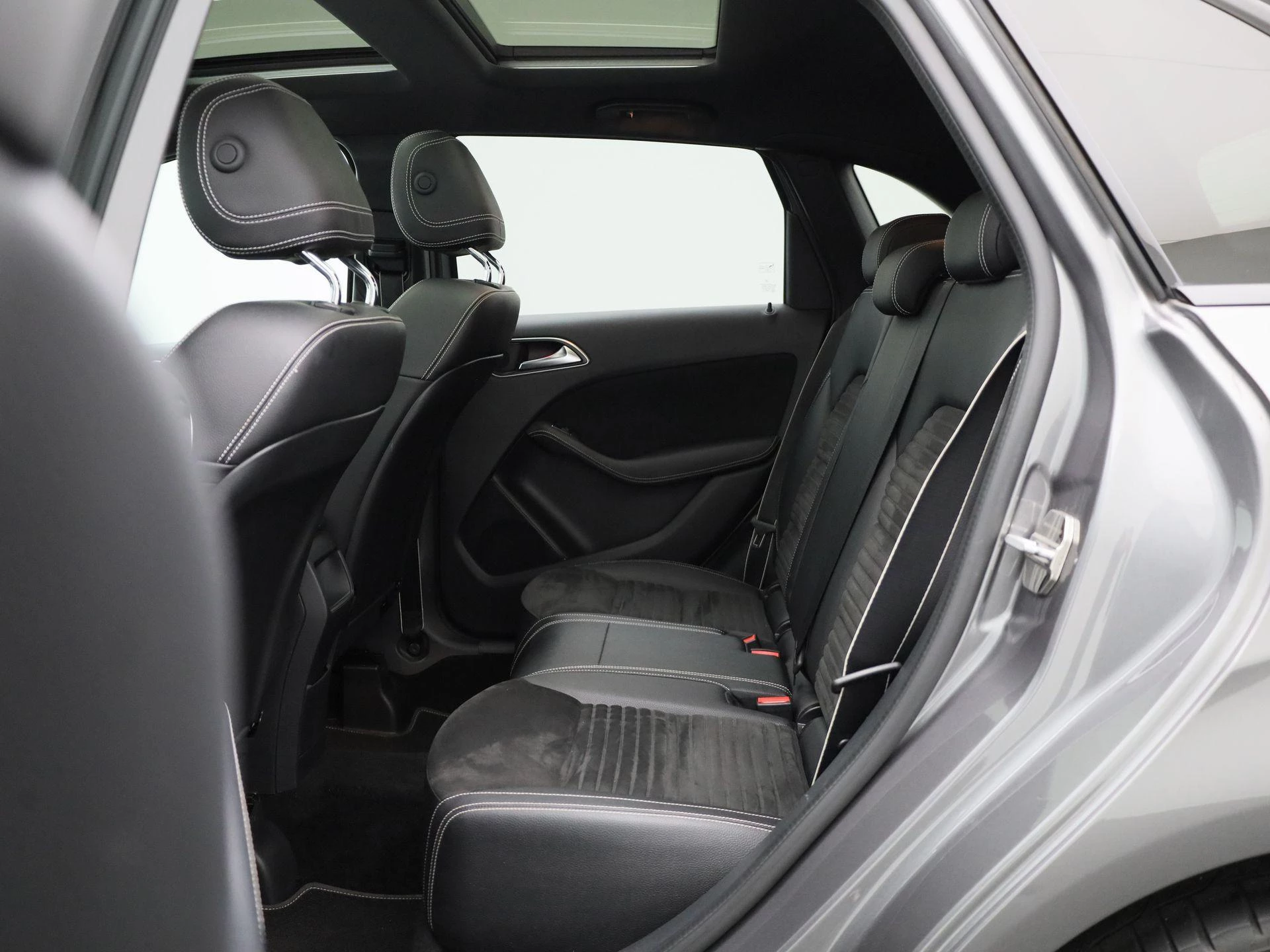 Mercedes-Benz-B-Klasse-image-11
