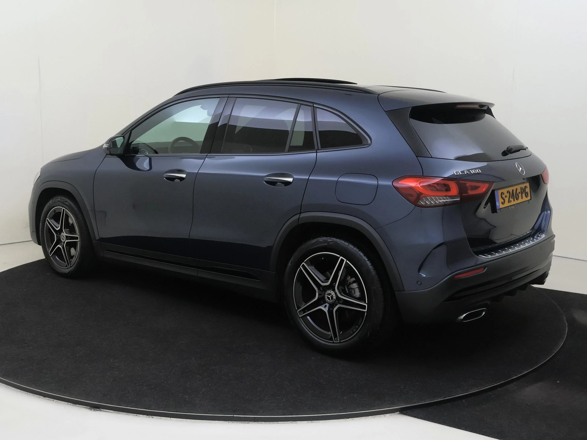 Mercedes-Benz-GLA-image-2