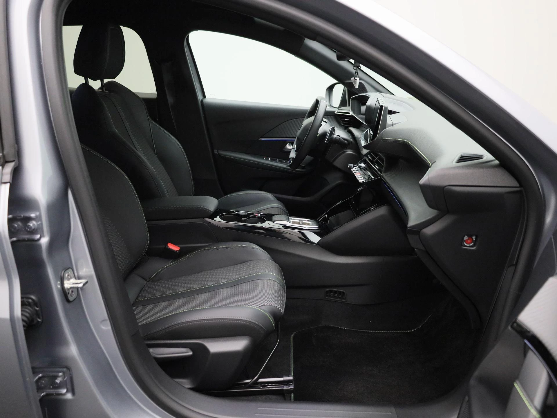 Peugeot 208 1.2 HYBRID 100 e-DSC6 GT