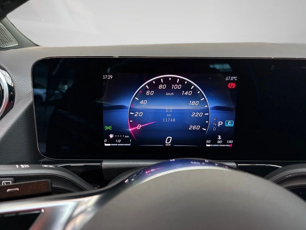 Mercedes-Benz-GLA 200 d-image-6