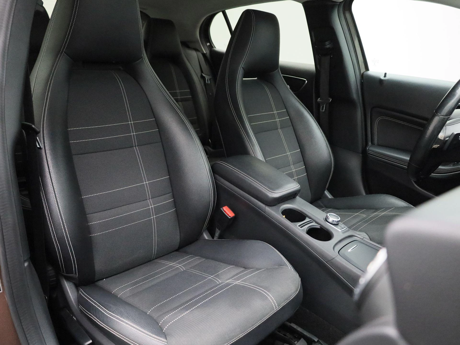 Mercedes-Benz-GLA-image-31