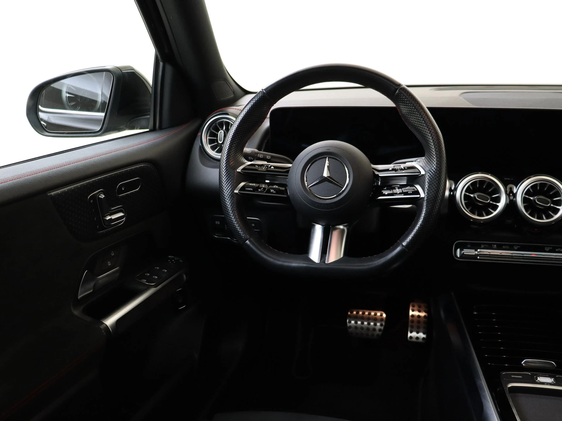 Mercedes-Benz-EQB-image-9